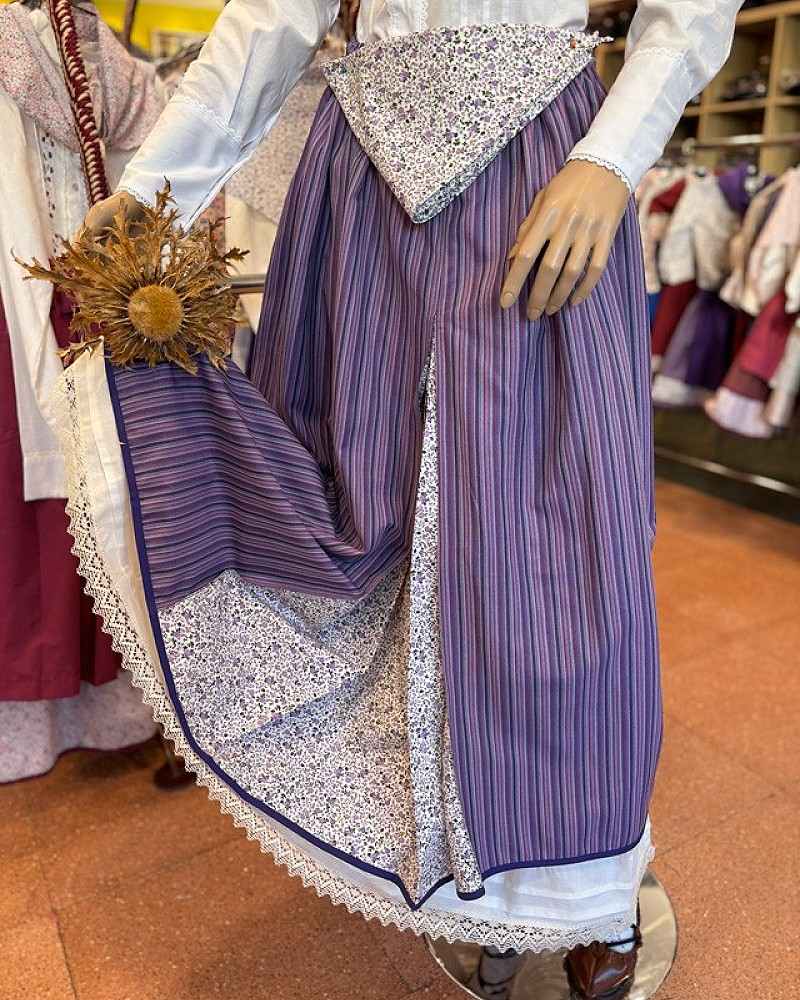 Traje vasco mujer con corpiño morado adamascado y falda a rayas - conjunto baserritarra regional tradicional de casera vasca