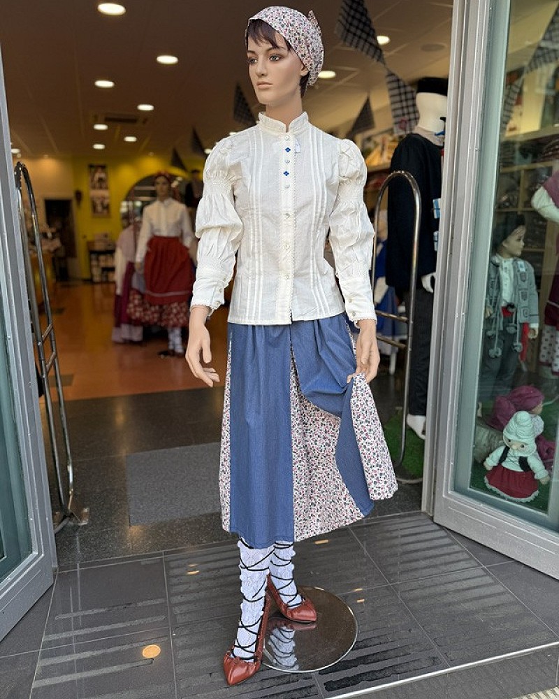 Euskal emakume-jantzia, brusa brodatua eta gona urdina, zapia eta guzti