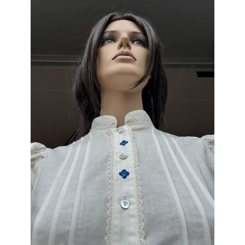 Traje vasco mujer con blusa abullonada bordada y falda azul con pañuelo incluido
