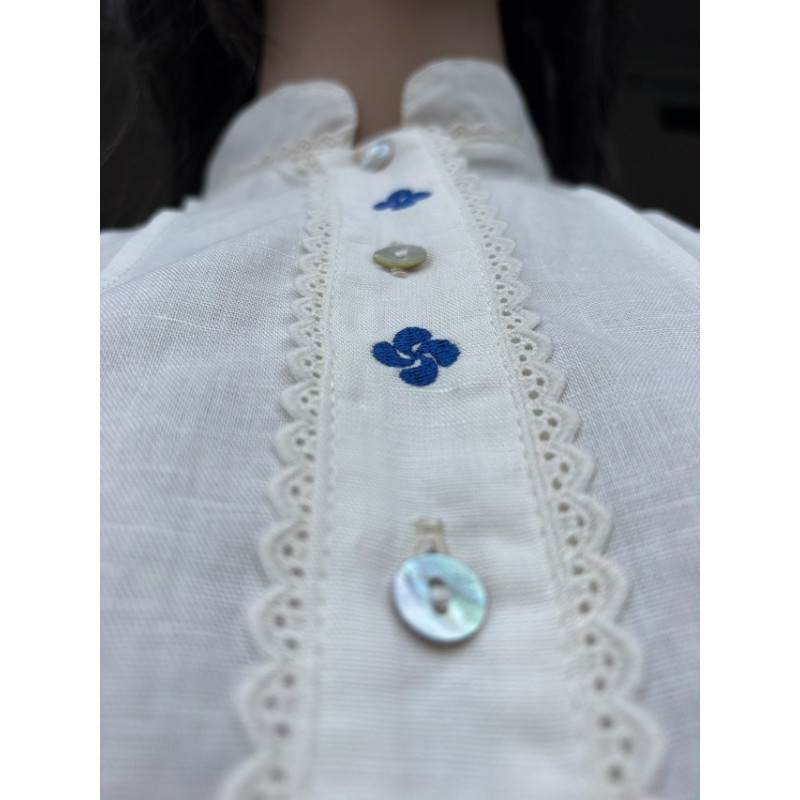 Traje vasco mujer con blusa abullonada bordada y falda azul con pañuelo incluido