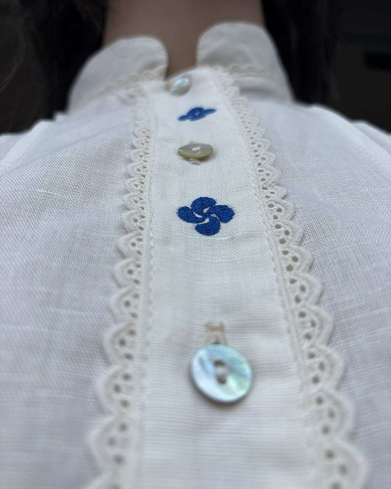 Traje vasco mujer con blusa abullonada bordada y falda azul con pañuelo - traje baserritarra regional tradicional de aldeana