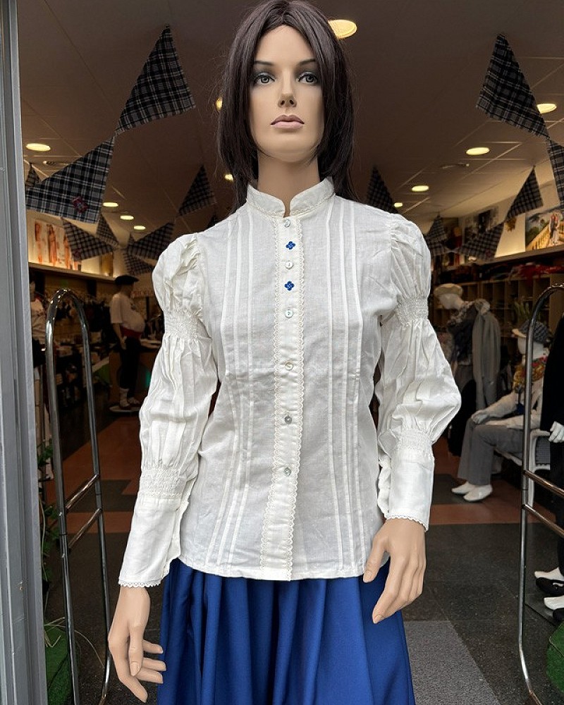 Traje vasco mujer con blusa abullonada bordada y falda azul con pañuelo - traje baserritarra regional tradicional de aldeana