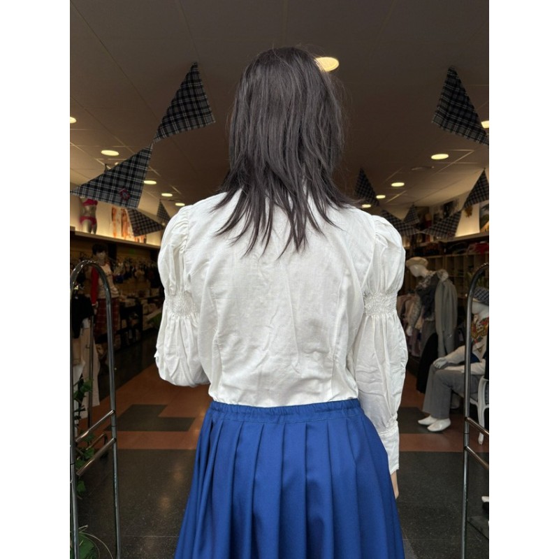 Traje vasco mujer con blusa abullonada bordada y falda azul con pañuelo incluido