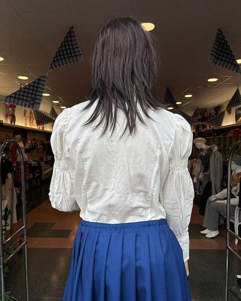 Traje vasco mujer con blusa abullonada bordada y falda azul con pañuelo - traje baserritarra regional tradicional de aldeana