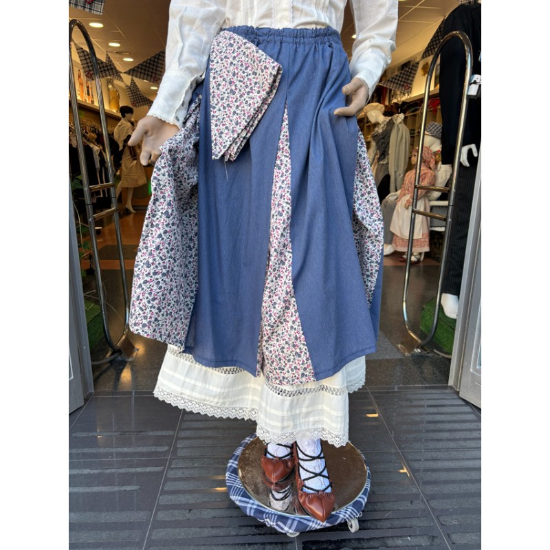 Traje vasco mujer con blusa abullonada bordada y falda azul con pañuelo incluido