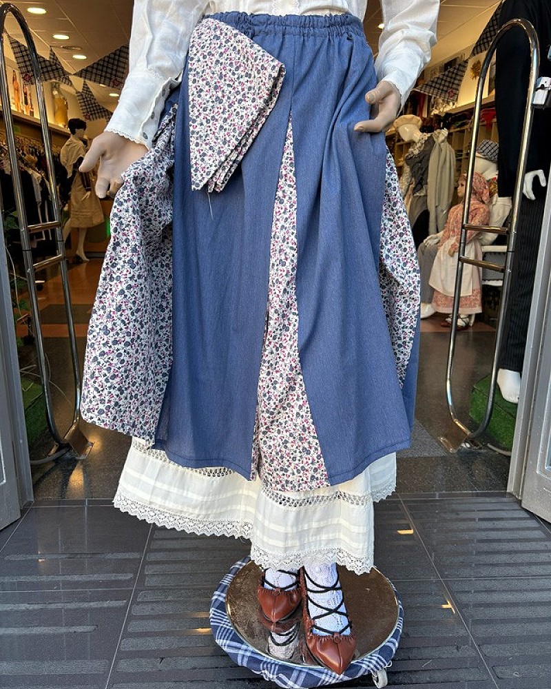 Traje vasco mujer con blusa abullonada bordada y falda azul con pañuelo - traje baserritarra regional tradicional de aldeana