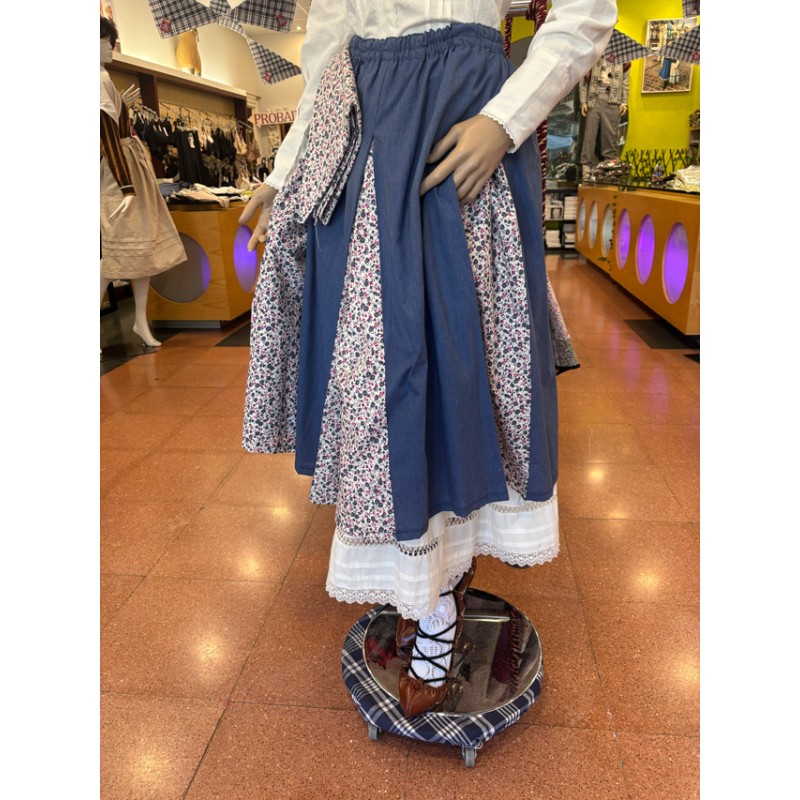 Traje vasco mujer con blusa abullonada bordada y falda azul con pañuelo incluido