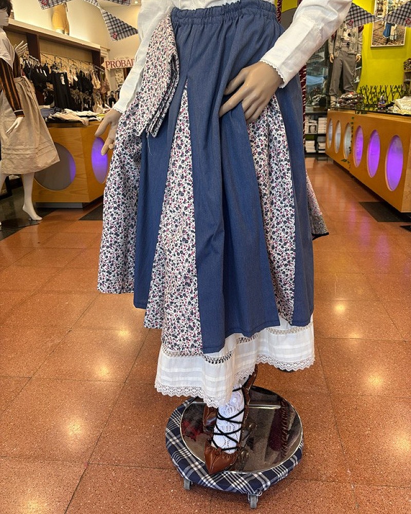 Traje vasco mujer con blusa abullonada bordada y falda azul con pañuelo - traje baserritarra regional tradicional de aldeana