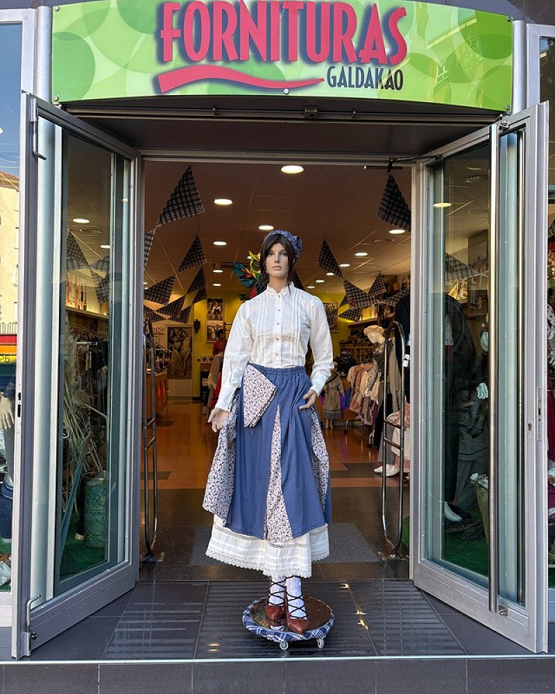 Traje vasco mujer con blusa abullonada bordada y falda azul con pañuelo - traje baserritarra regional tradicional de aldeana