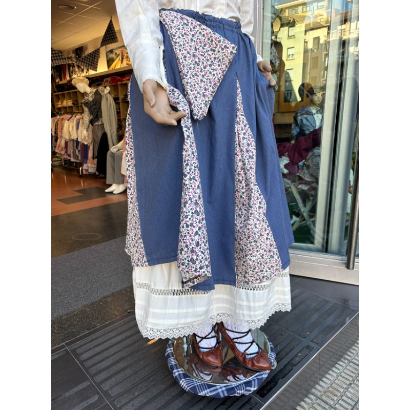 Traje vasco mujer con blusa abullonada bordada y falda azul con pañuelo incluido