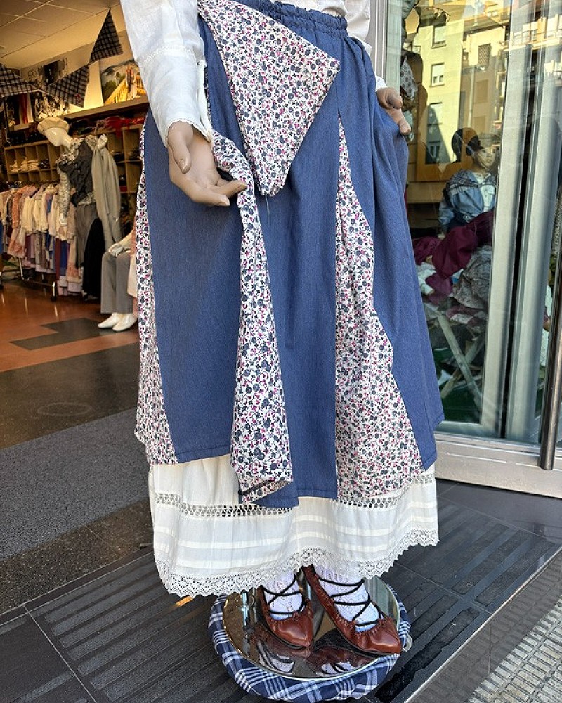 Traje vasco mujer con blusa abullonada bordada y falda azul con pañuelo - traje baserritarra regional tradicional de aldeana