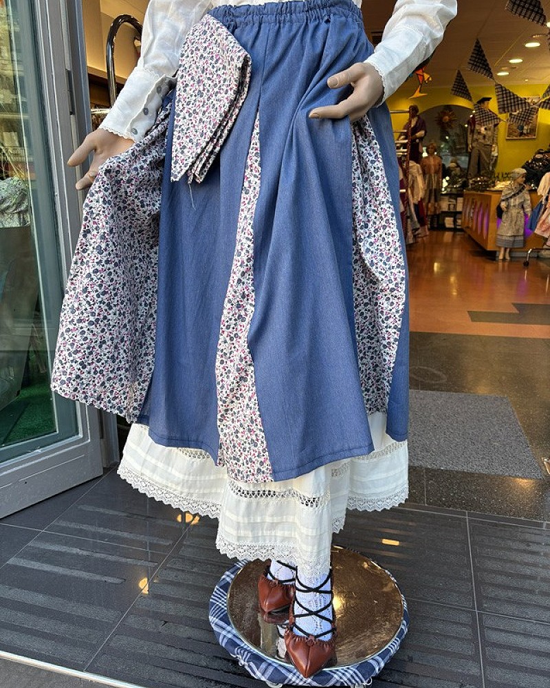 Traje vasco mujer con blusa abullonada bordada y falda azul con pañuelo - traje baserritarra regional tradicional de aldeana