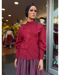 Blusa vasca granate con lorzas en la pechera para traje vasco