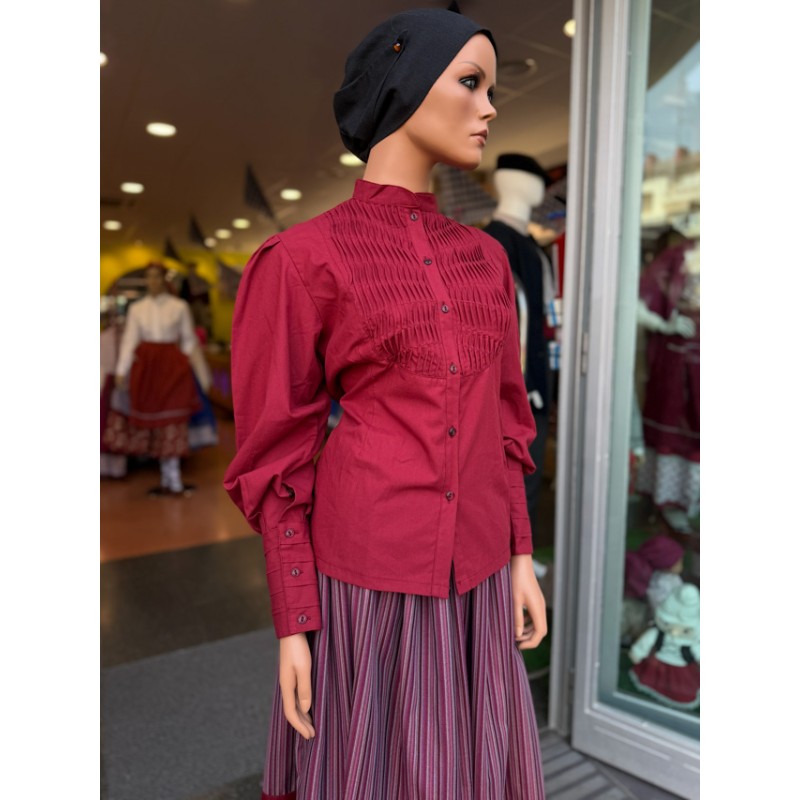 Blusa vasca granate con lorzas en la pechera para traje vasco