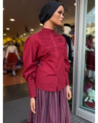 Blusa vasca granate con lorzas en la pechera para traje vasco