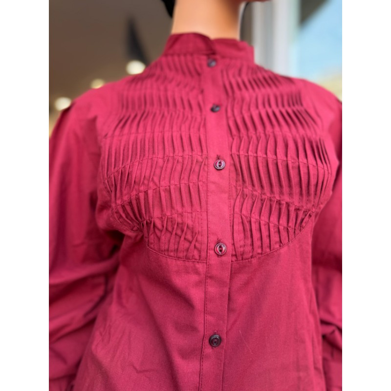 Blusa vasca granate con lorzas en la pechera para traje vasco