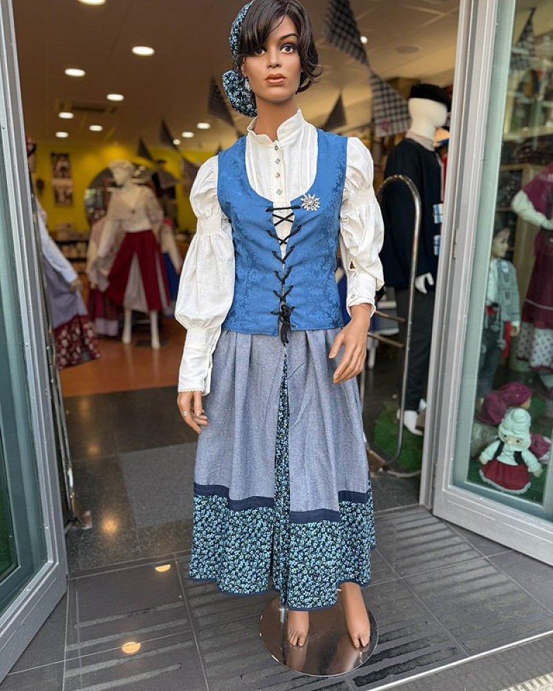 Traje vasco mujer con corpiño azul floral y falda tradicional con pañuelo - conjunto baserritarra regional típico de casera