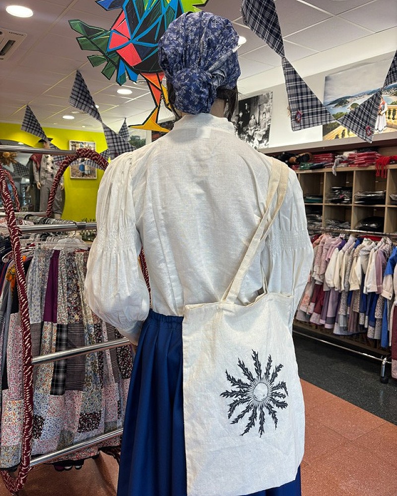 Traje vasco mujer con corpiño azul floral y falda tradicional con pañuelo - conjunto baserritarra regional típico de casera