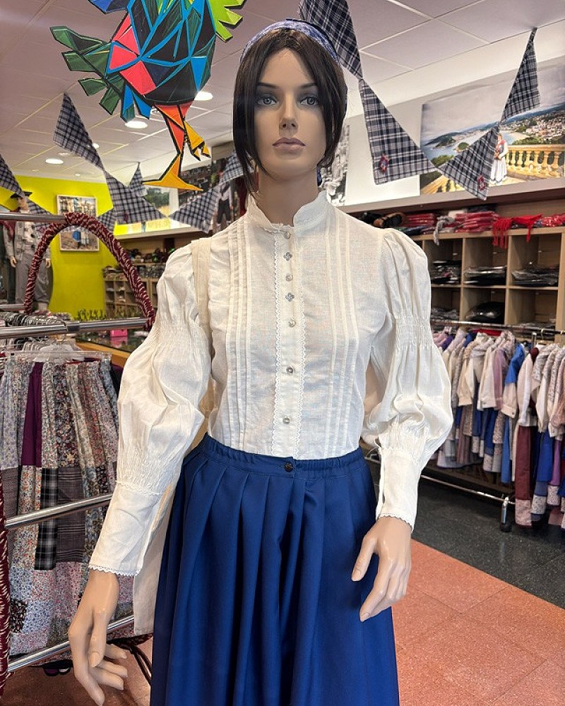 Traje vasco mujer con corpiño azul floral y falda tradicional con pañuelo - conjunto baserritarra regional típico de casera
