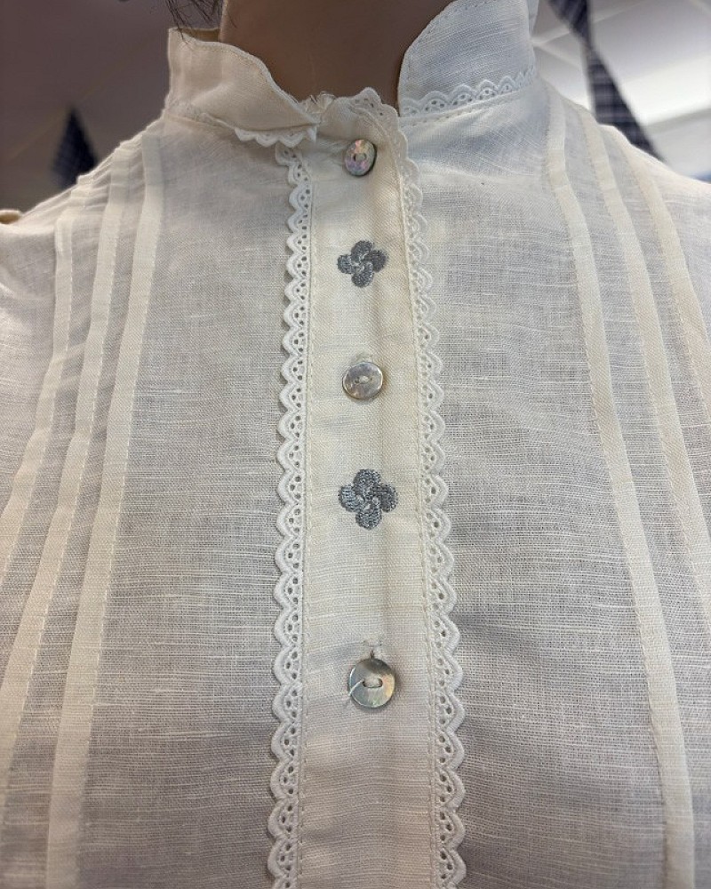 Traje vasco mujer con corpiño azul floral y falda tradicional con pañuelo - conjunto baserritarra regional típico de casera