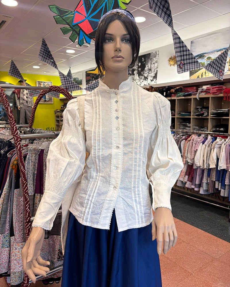Traje vasco mujer con corpiño azul floral y falda tradicional con pañuelo - conjunto baserritarra regional típico de casera