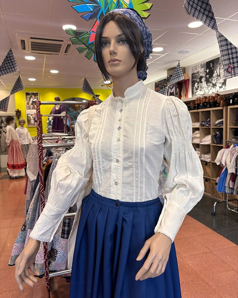 Traje vasco mujer con corpiño azul floral y falda tradicional con pañuelo - conjunto baserritarra regional típico de casera