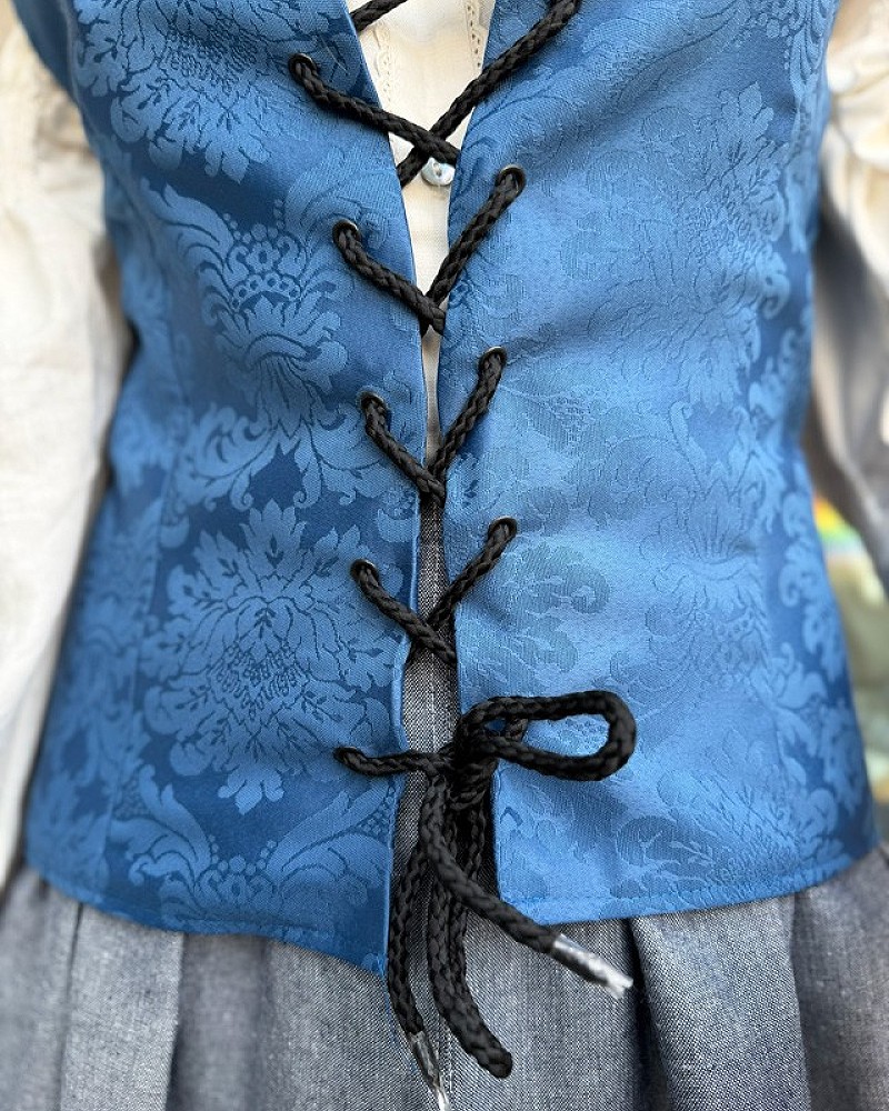 Traje vasco mujer con corpiño azul floral y falda tradicional con pañuelo - conjunto baserritarra regional típico de casera