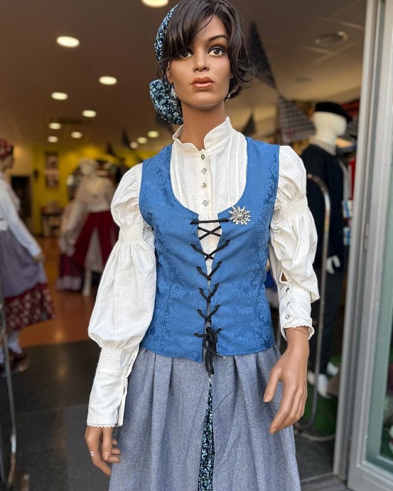 Traje vasco mujer con corpiño azul floral y falda tradicional con pañuelo - conjunto baserritarra regional típico de casera