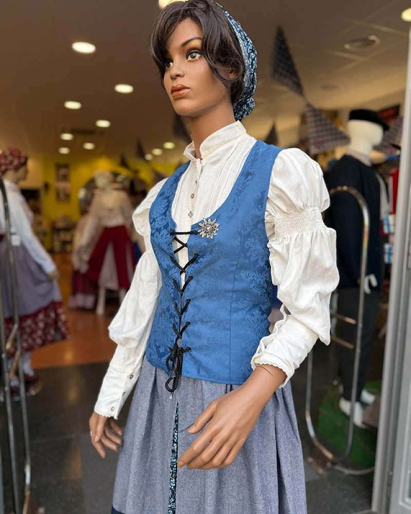 Traje vasco mujer con corpiño azul floral y falda tradicional con pañuelo - conjunto baserritarra regional típico de casera