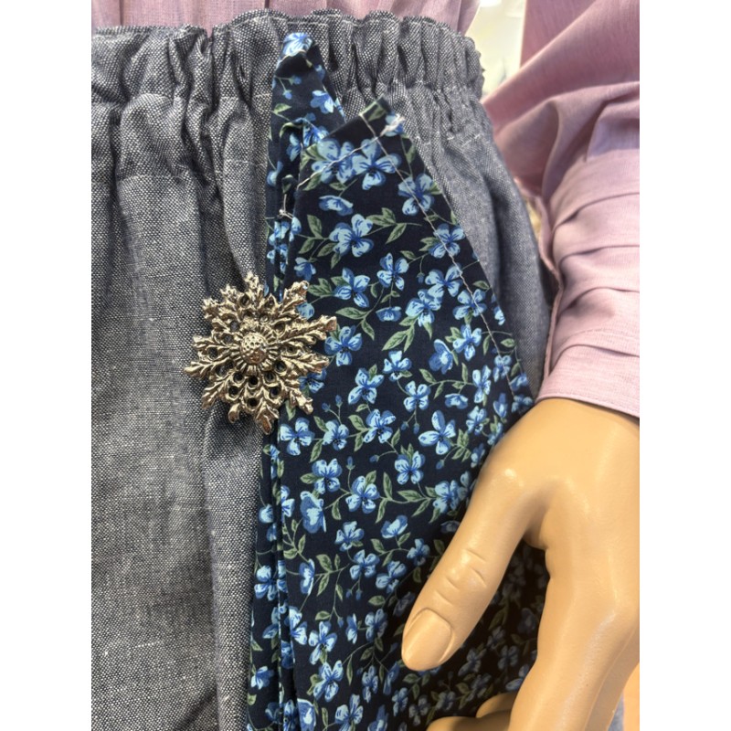 Traje vasco mujer con corpiño azul floral y falda tradicional con pañuelo incluido