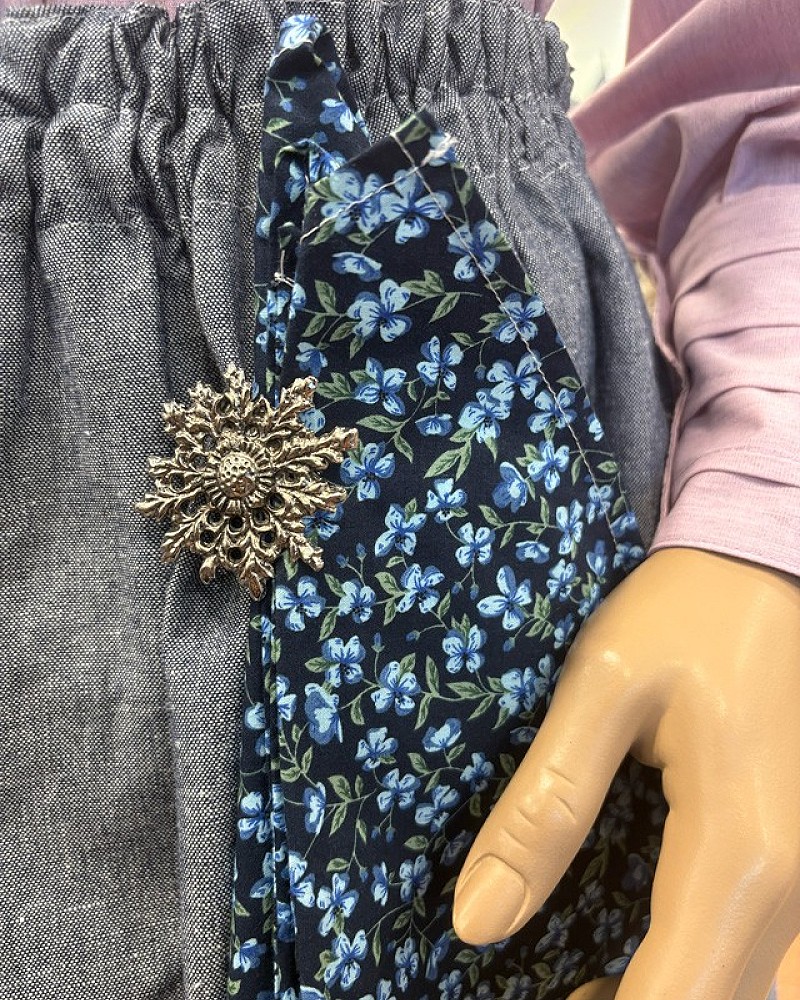 Traje vasco mujer con corpiño azul floral y falda tradicional con pañuelo - conjunto baserritarra regional típico de casera