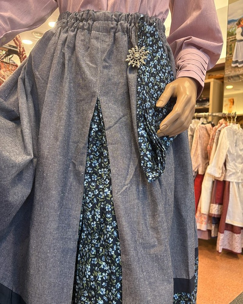 Traje vasco mujer con corpiño azul floral y falda tradicional con pañuelo - conjunto baserritarra regional típico de casera