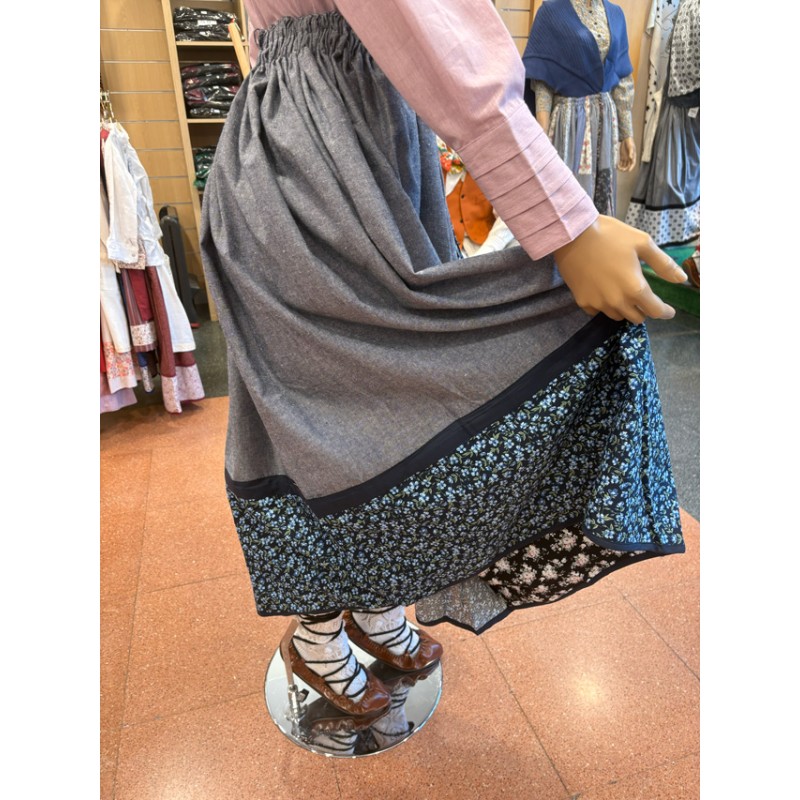 Traje vasco mujer con corpiño azul floral y falda tradicional con pañuelo incluido