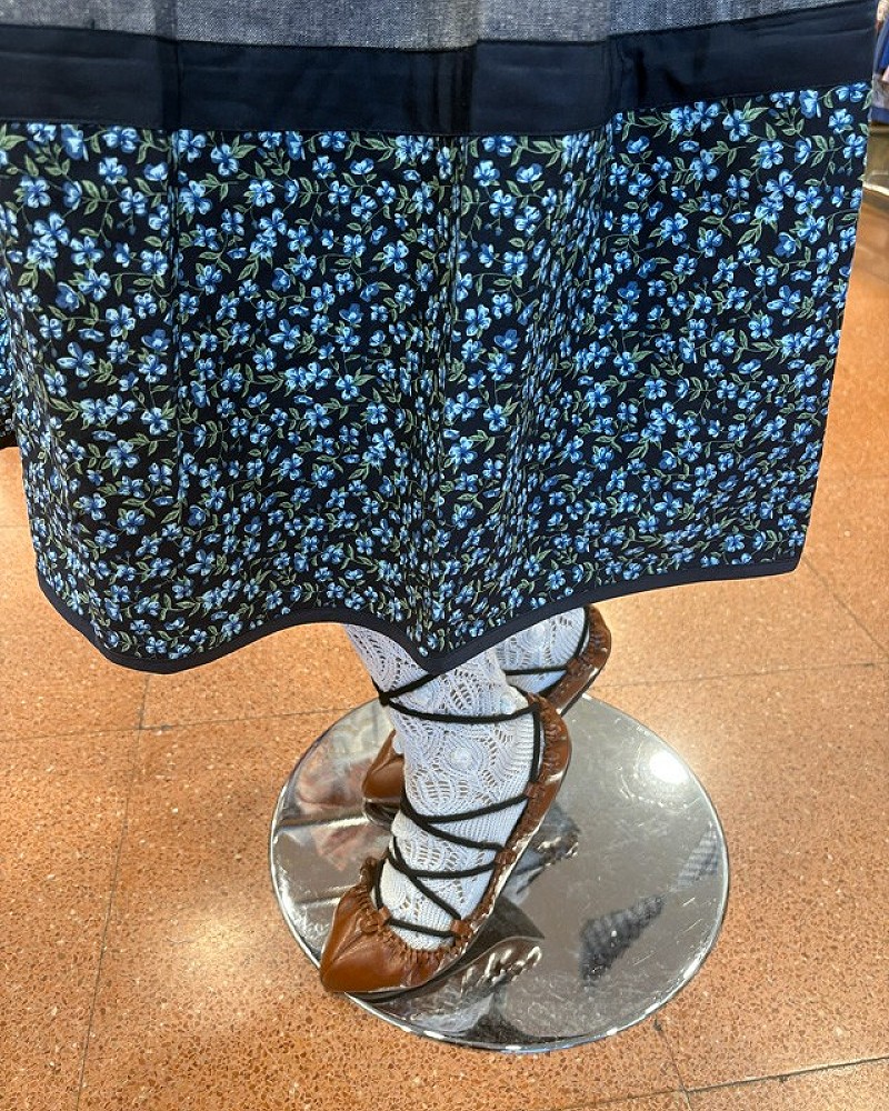 Traje vasco mujer con corpiño azul floral y falda tradicional con pañuelo - conjunto baserritarra regional típico de casera