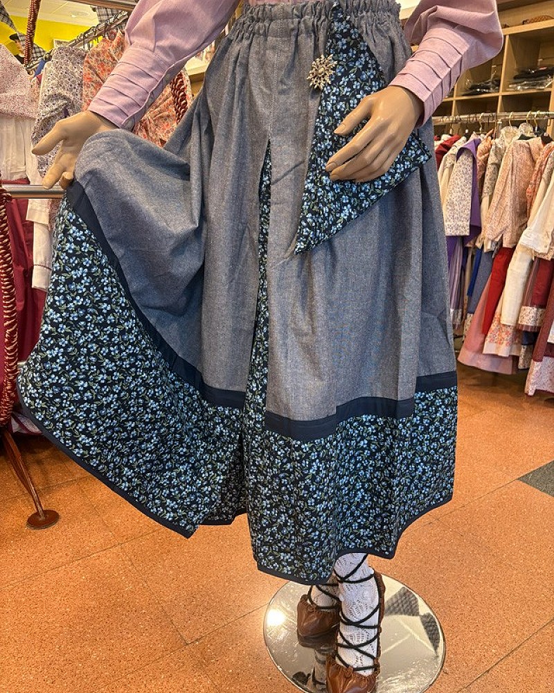 Traje vasco mujer con corpiño azul floral y falda tradicional con pañuelo - conjunto baserritarra regional típico de casera