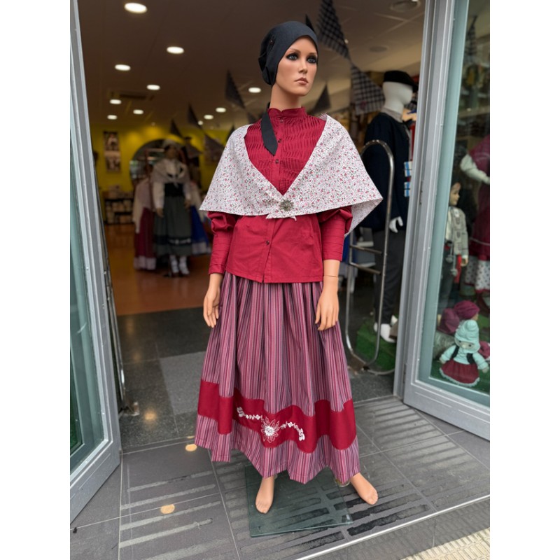 Traje vasco mujer granate con falda bordada de eguzkilore y pañuelo floral