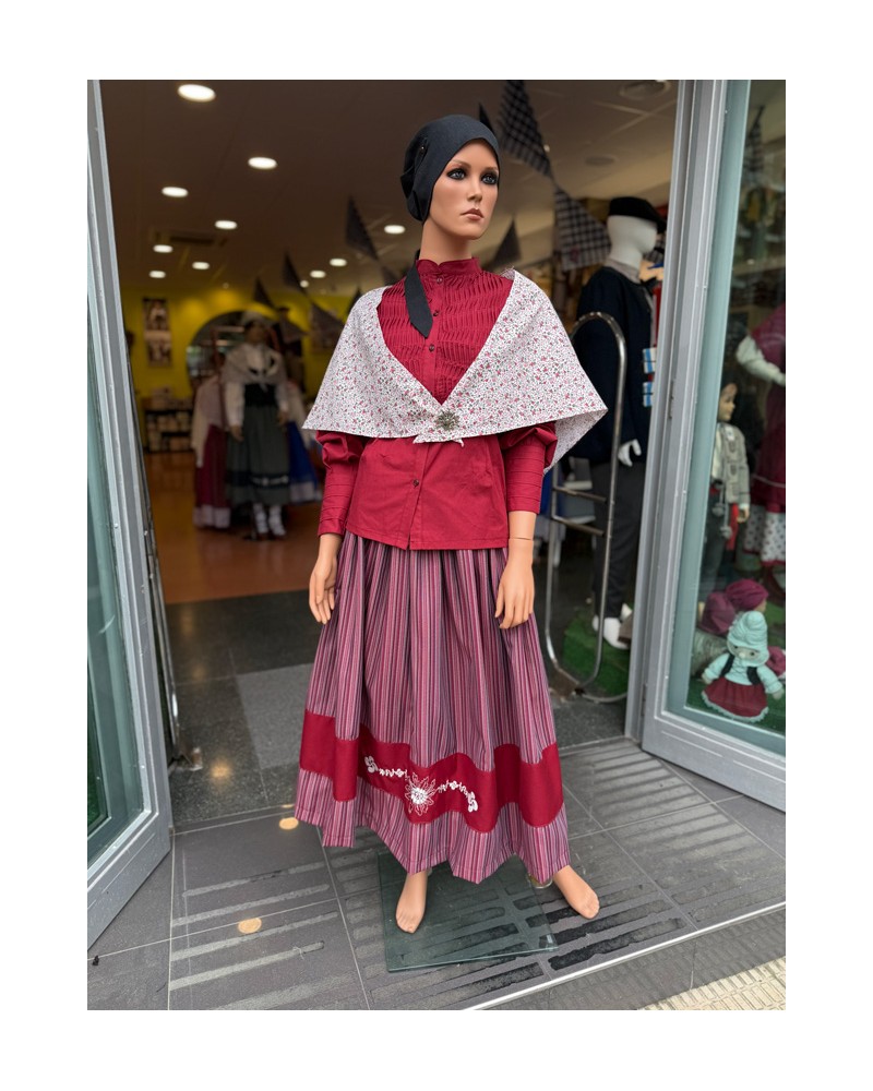 Traje vasco mujer granate con falda bordada de eguzkilore y pañuelo floral