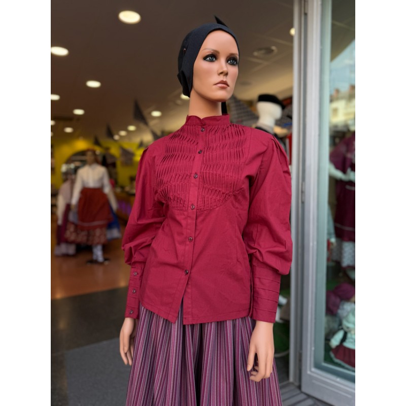 Traje vasco mujer granate con falda bordada de eguzkilore y pañuelo floral