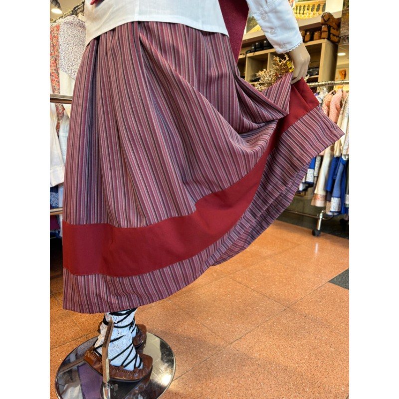 Traje vasco mujer granate con falda bordada de eguzkilore y pañuelo floral