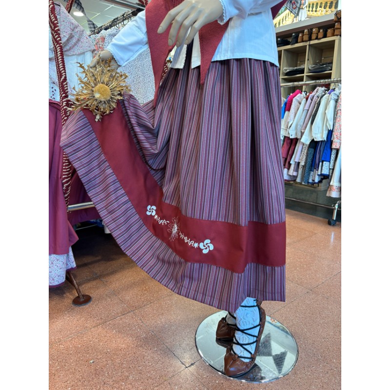 Traje vasco mujer granate con falda bordada de eguzkilore y pañuelo floral