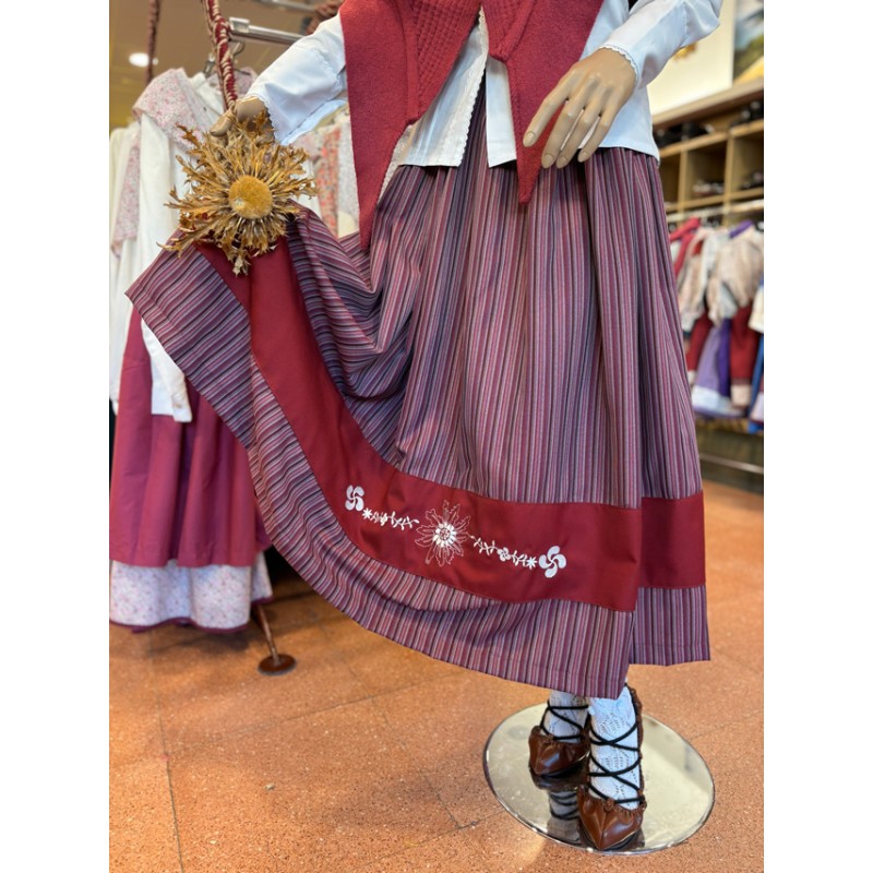 Traje vasco mujer granate con falda bordada de eguzkilore y pañuelo floral