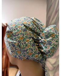 Pañuelo vasco floreado para la cabeza en tonos azules verdes y amarillos