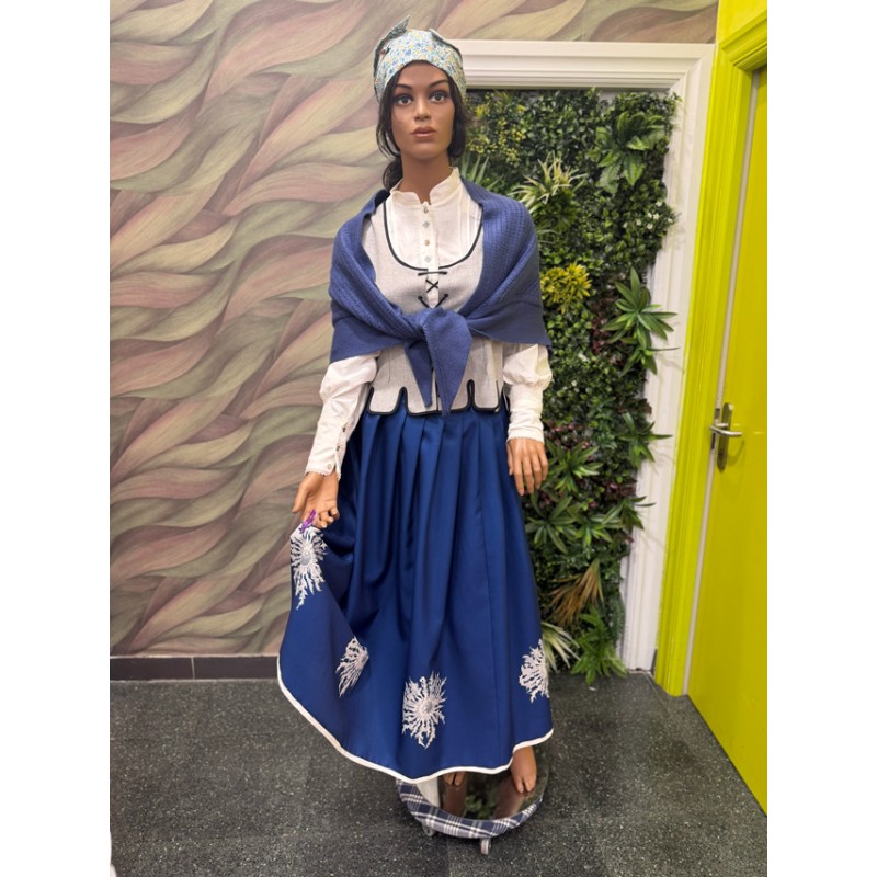 Traje vasco de mujer con falda azul de eguzkilores y corpiño gris