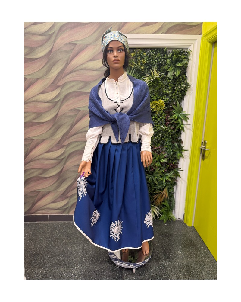 Traje vasco de mujer con falda azul de eguzkilores y corpiño gris