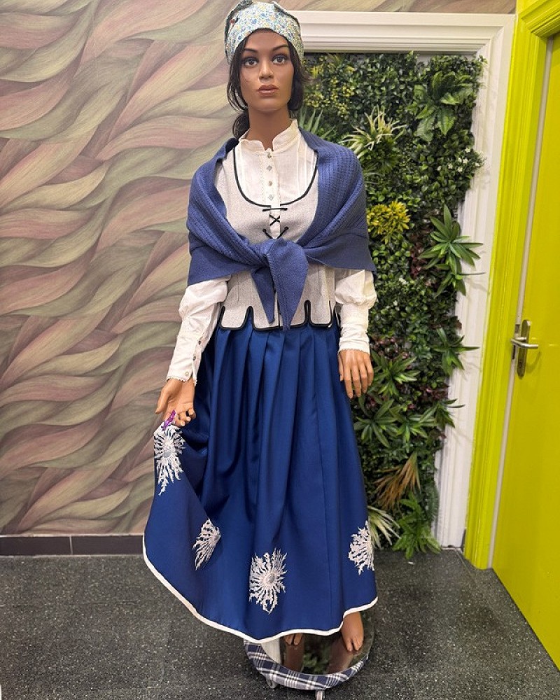 Traje vasco mujer con falda azul de eguzkilores y corpiño gris - conjunto baserritarra regional tradicional de casera vasca