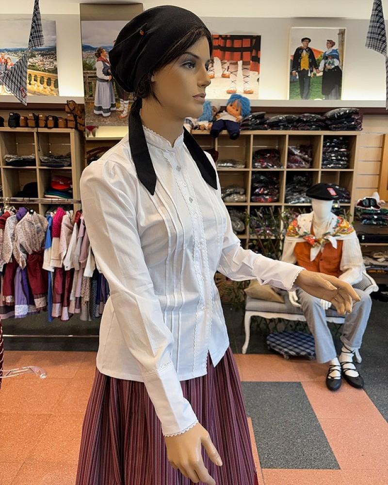 Traje vasco mujer con falda azul de eguzkilores y corpiño gris - conjunto baserritarra regional tradicional de casera vasca