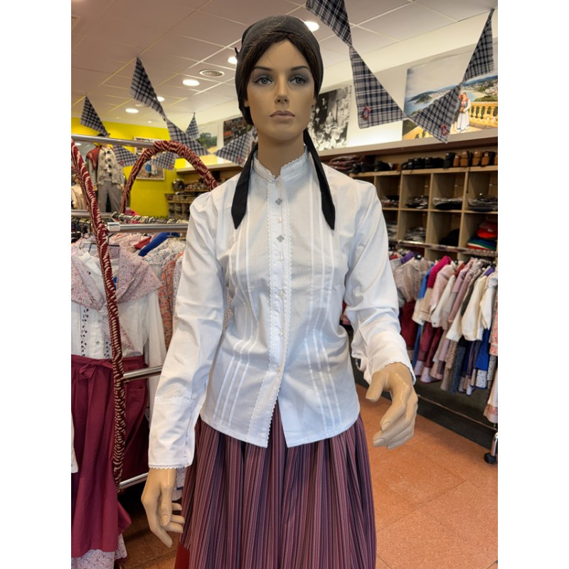 Traje vasco de mujer con falda azul de eguzkilores y corpiño gris