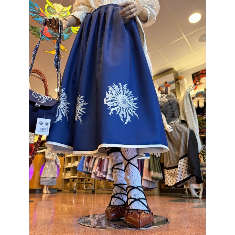 Traje vasco de mujer con falda azul de eguzkilores y corpiño gris