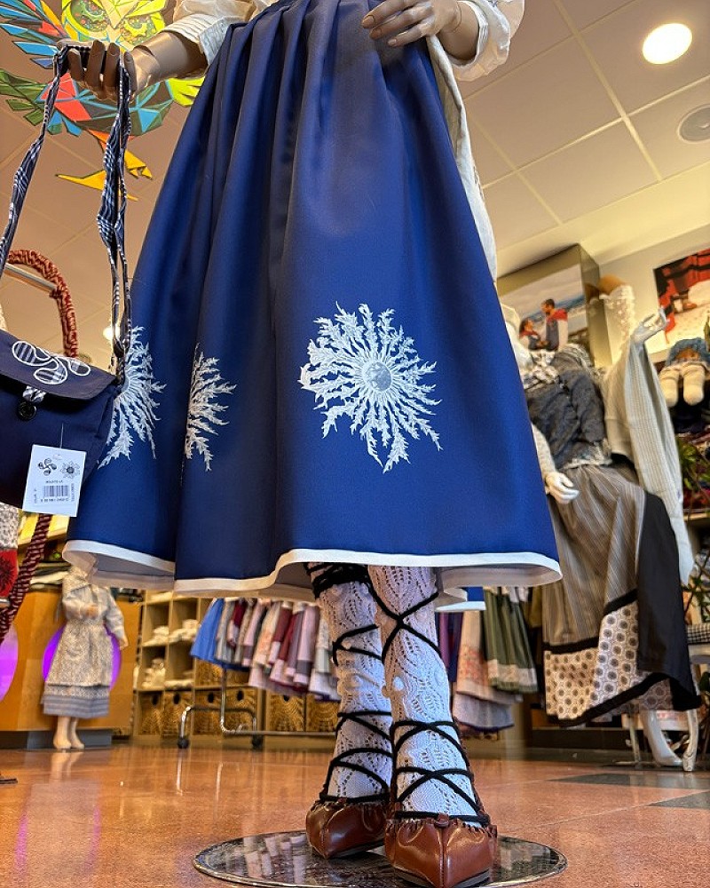 Traje vasco mujer con falda azul de eguzkilores y corpiño gris - conjunto baserritarra regional tradicional de casera vasca