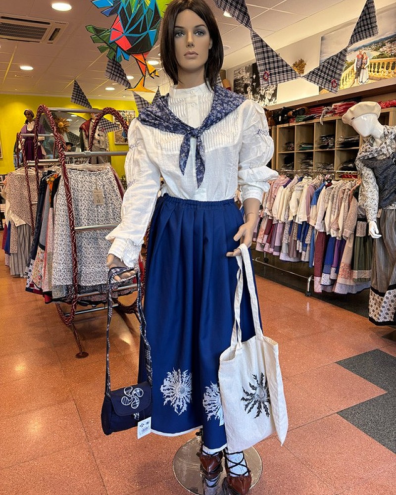 Traje vasco mujer con falda azul de eguzkilores y corpiño gris - conjunto baserritarra regional tradicional de casera vasca